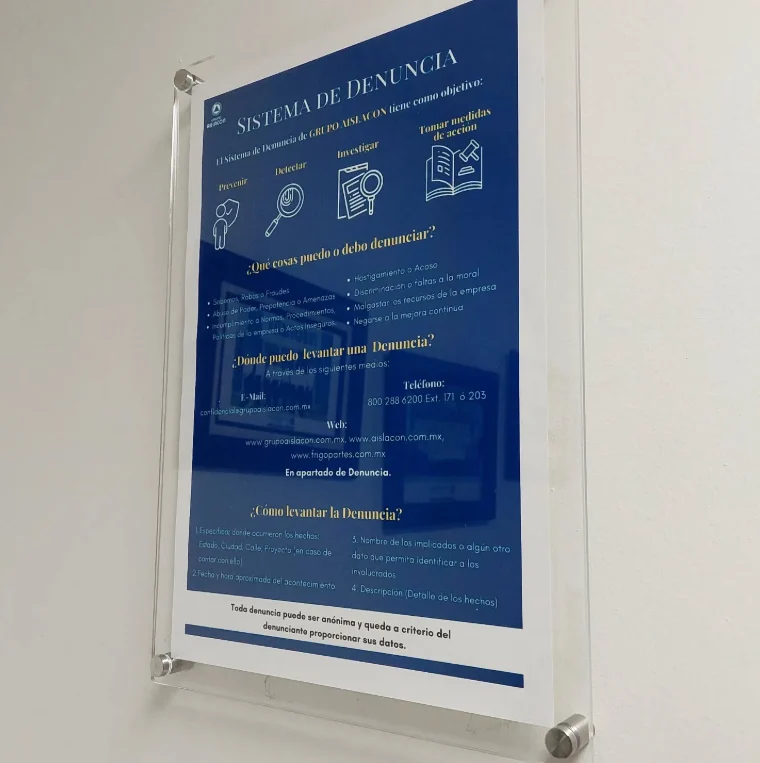 Porta póster con sujetadores — Acrílico