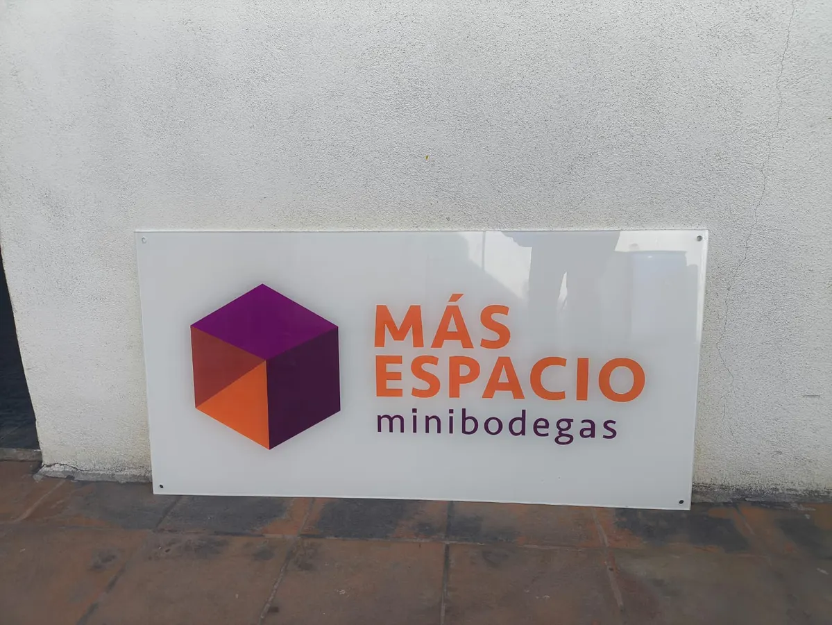 Letreros y placas de acrílico