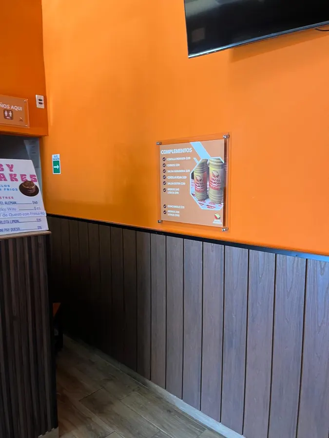 Porta pósters instalados — Tacos Pancho
