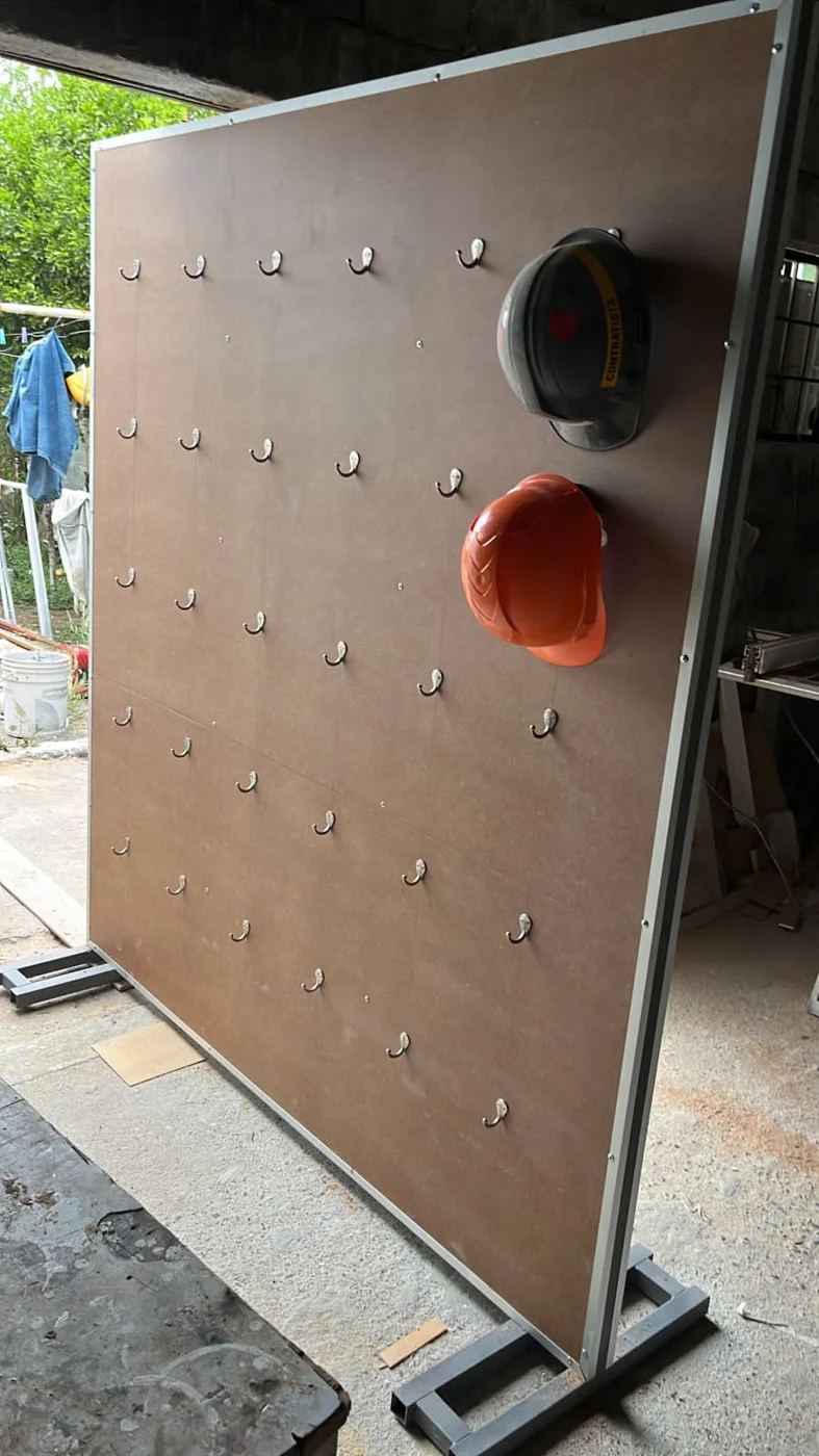 Muro Porta Cascos 200 x 200 cm. MDF y Estructura de Acero · fotografía 2