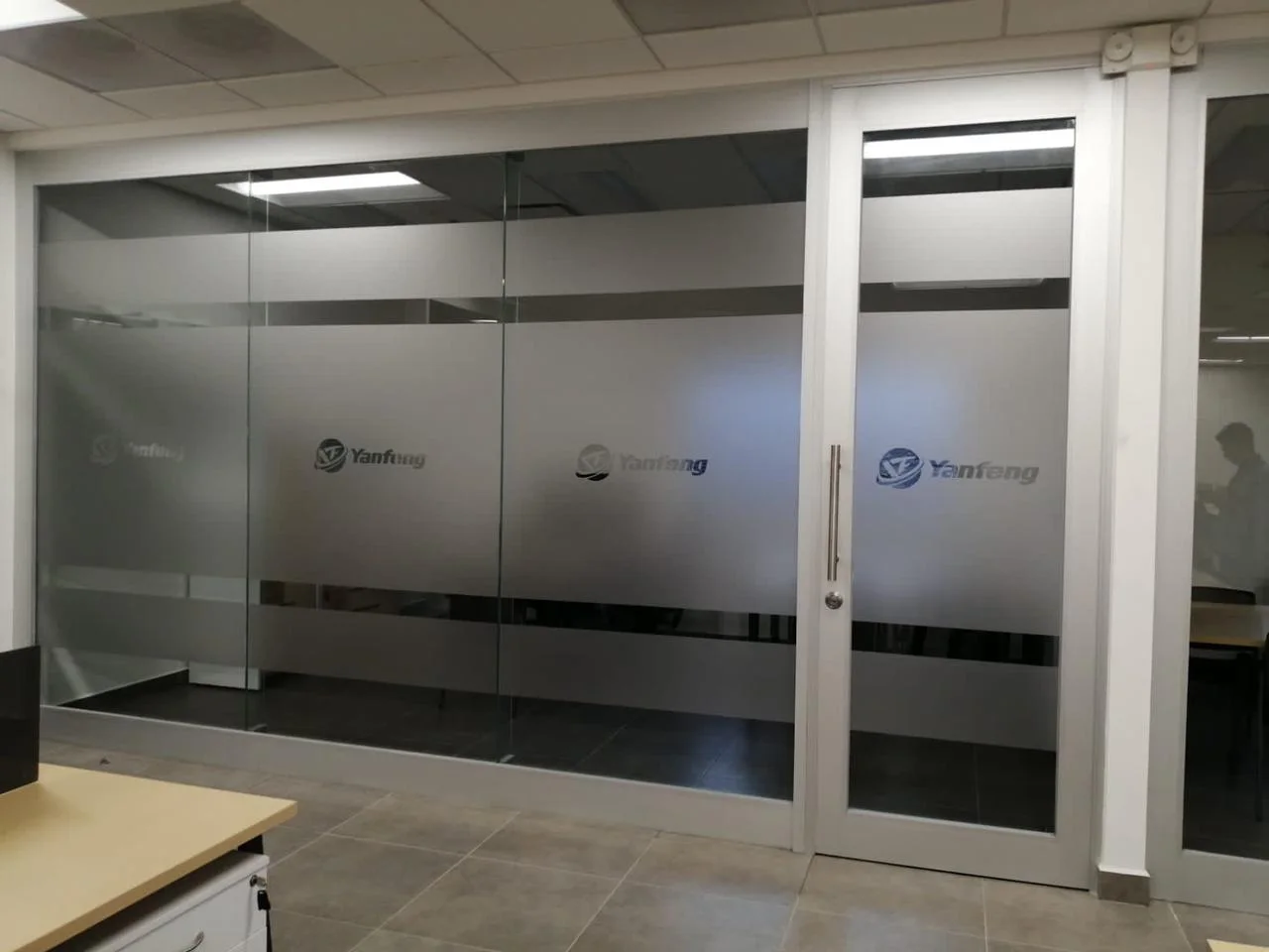 Rotulación para Ventanas de Oficinas en Vinil Esmerilado. Cortes Personalizados