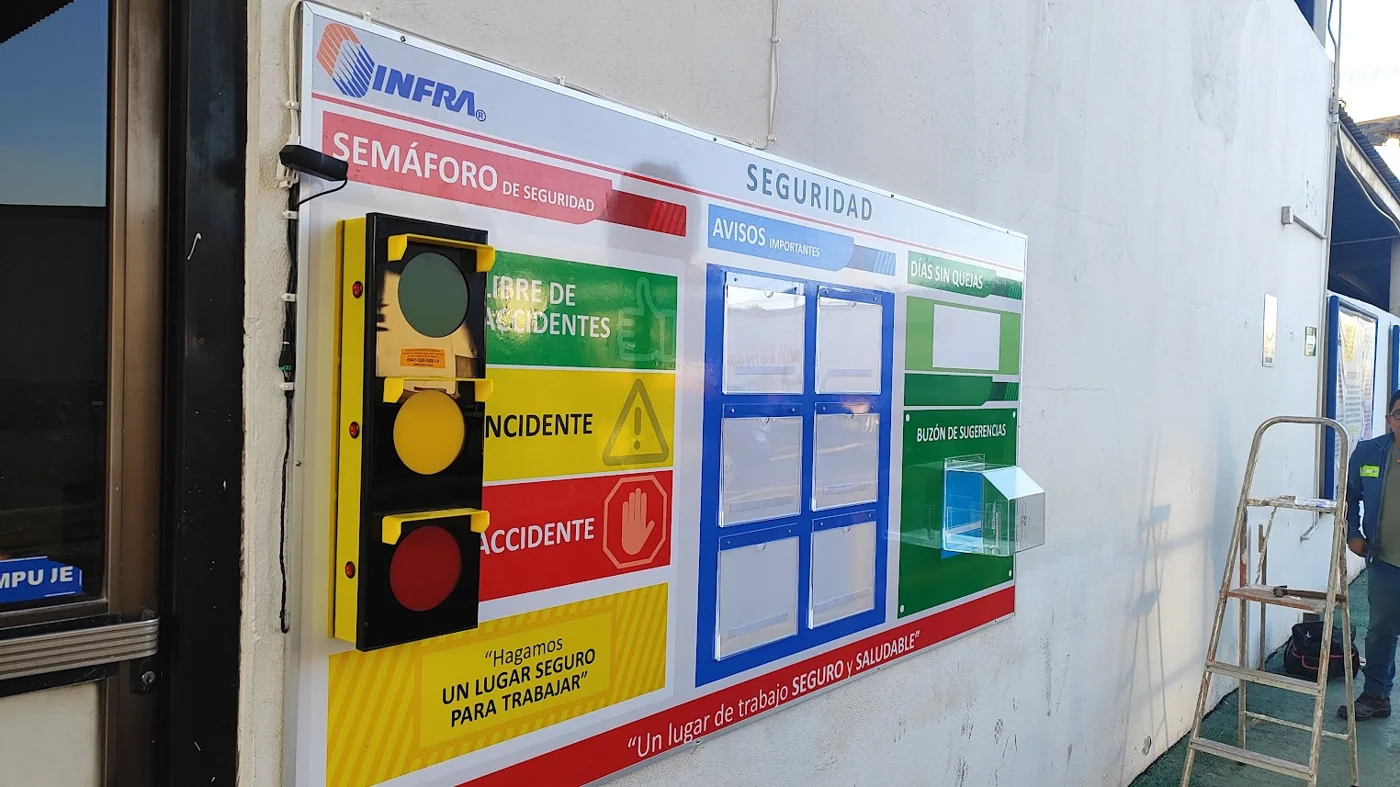 Tablero de Seguridad / Dias sin Accidentes 120 x 240 cm. Con Semáforo, Contador, Porta Hojas y Magnético · fotografía 2