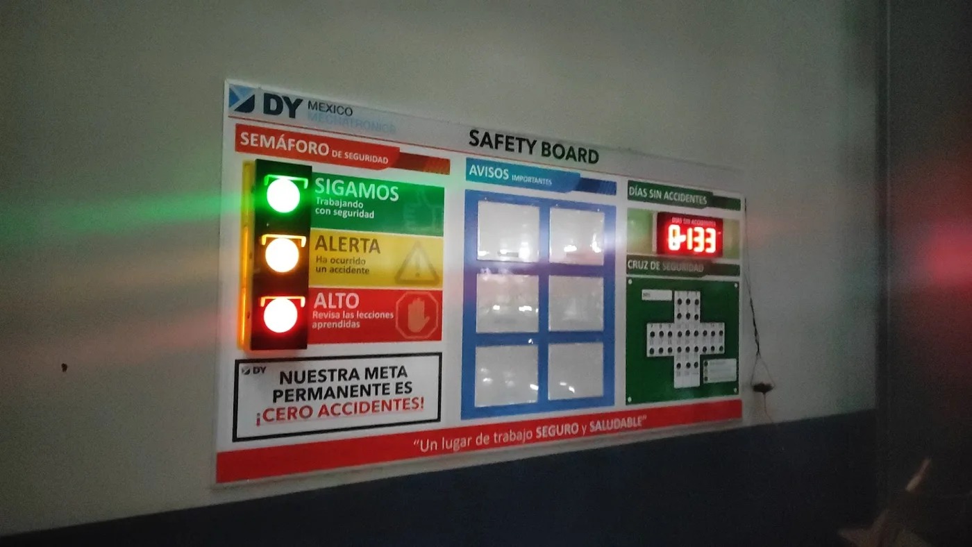 Tablero de Seguridad / Dias sin Accidentes 120 x 240 cm. Con Semáforo, Contador, Porta Hojas y Magnético · fotografía 3