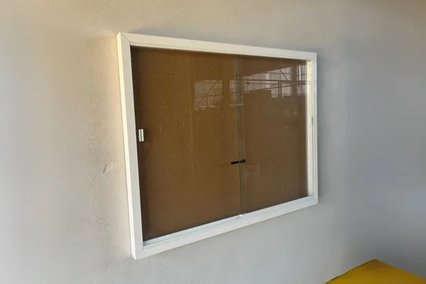 Vitrina de Corcho para Avisos. Medida 120 x 180 cm