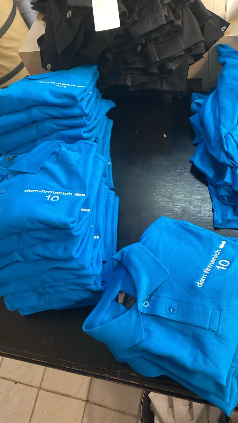 Polos corporativos bordados — fotografía 1