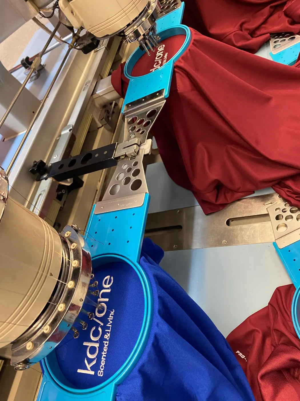 Uniformes corporativos bordados — fotografía 1