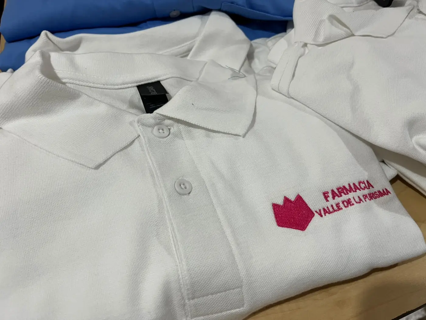 Polos y camisas corporativas — fotografía 1