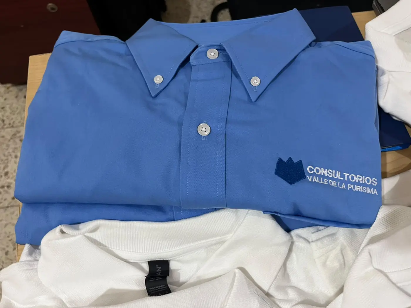 Polos y camisas corporativas — fotografía 2