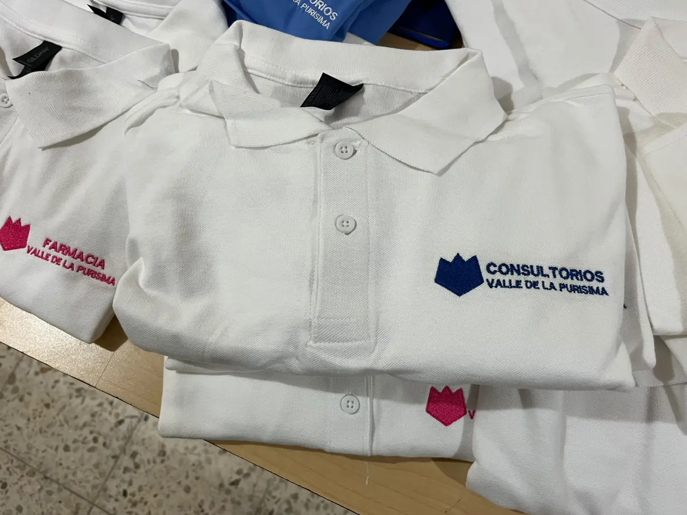 Polos y camisas corporativas — fotografía 3