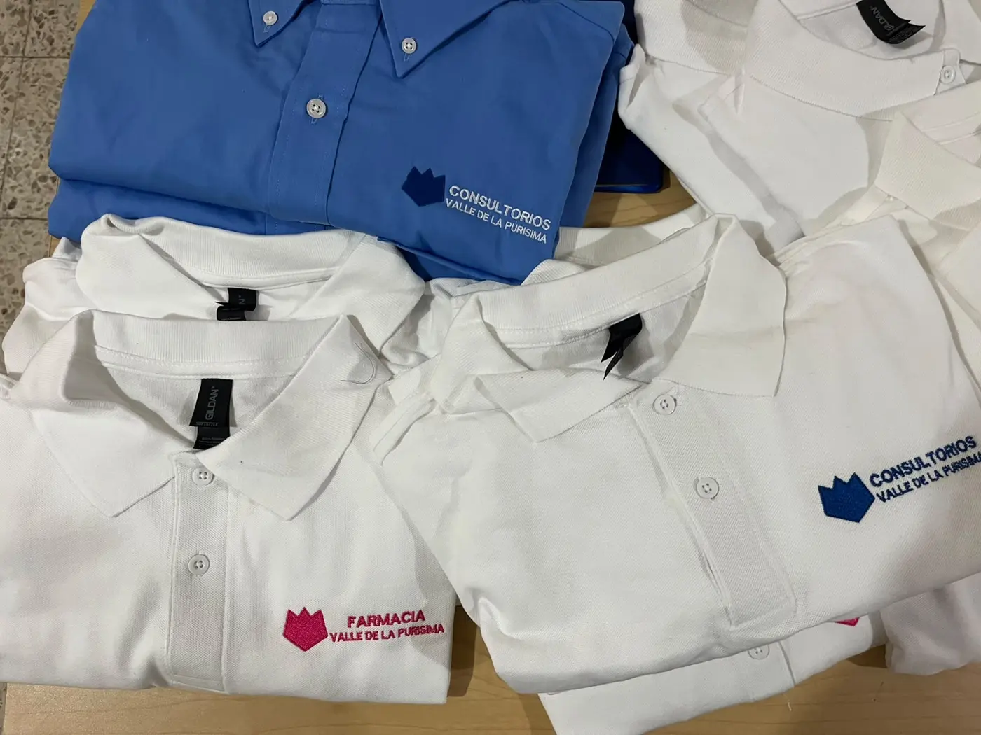 Polos y camisas corporativas — fotografía 4