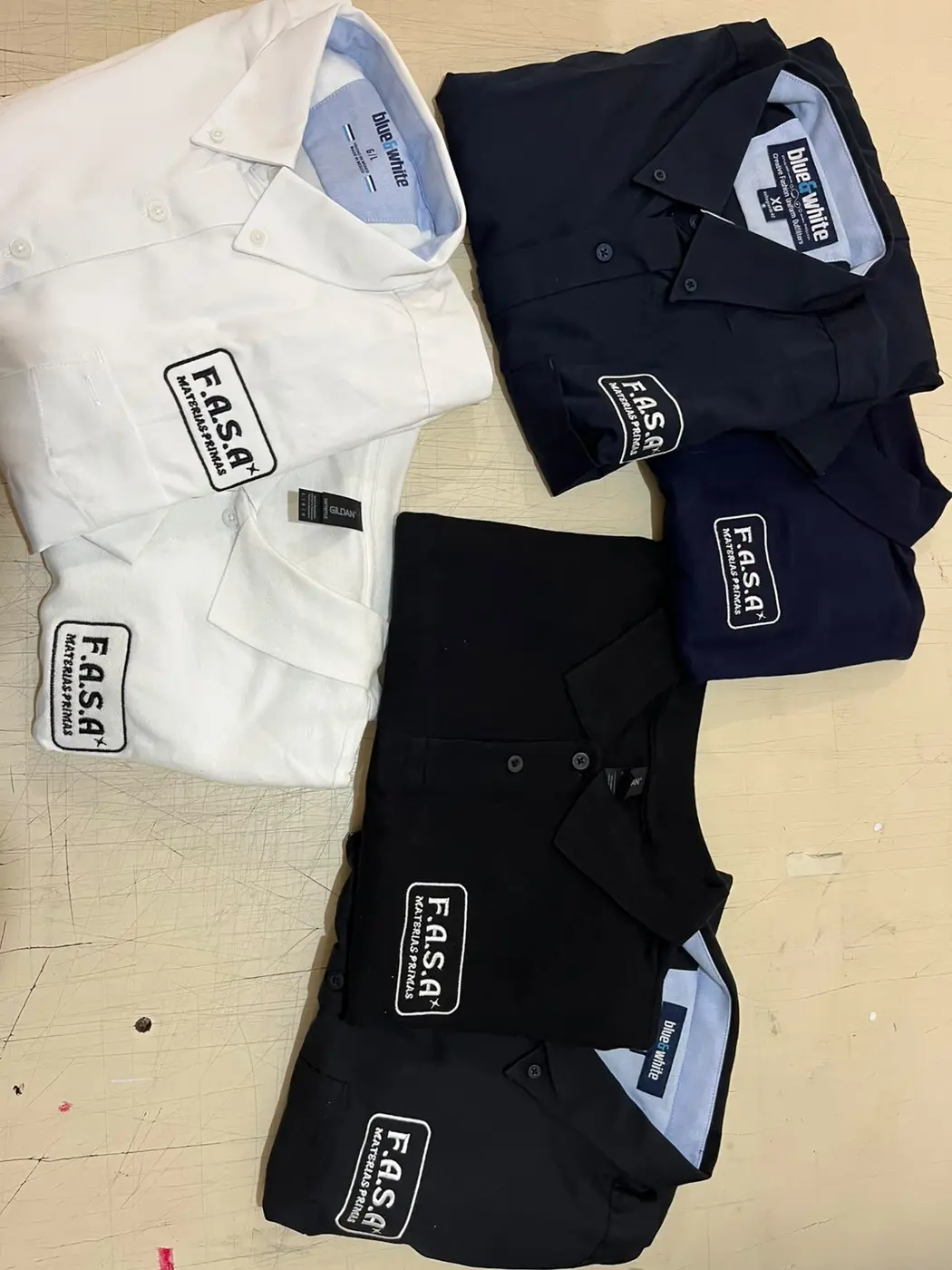 Camisas y polos bordados — fotografía 1