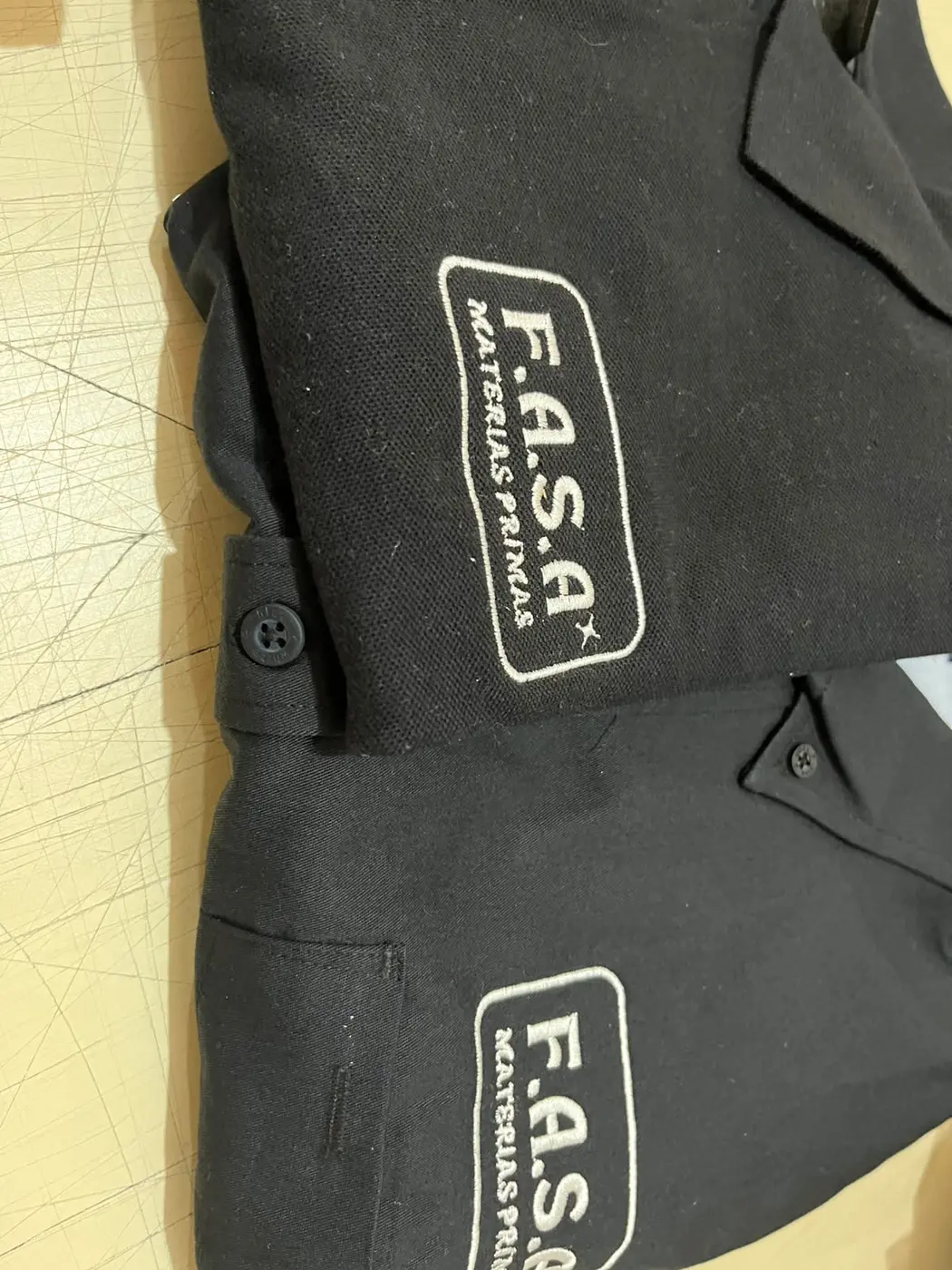 Camisas y polos bordados — fotografía 2