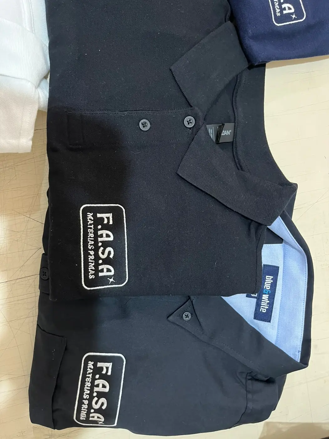 Camisas y polos bordados — fotografía 3