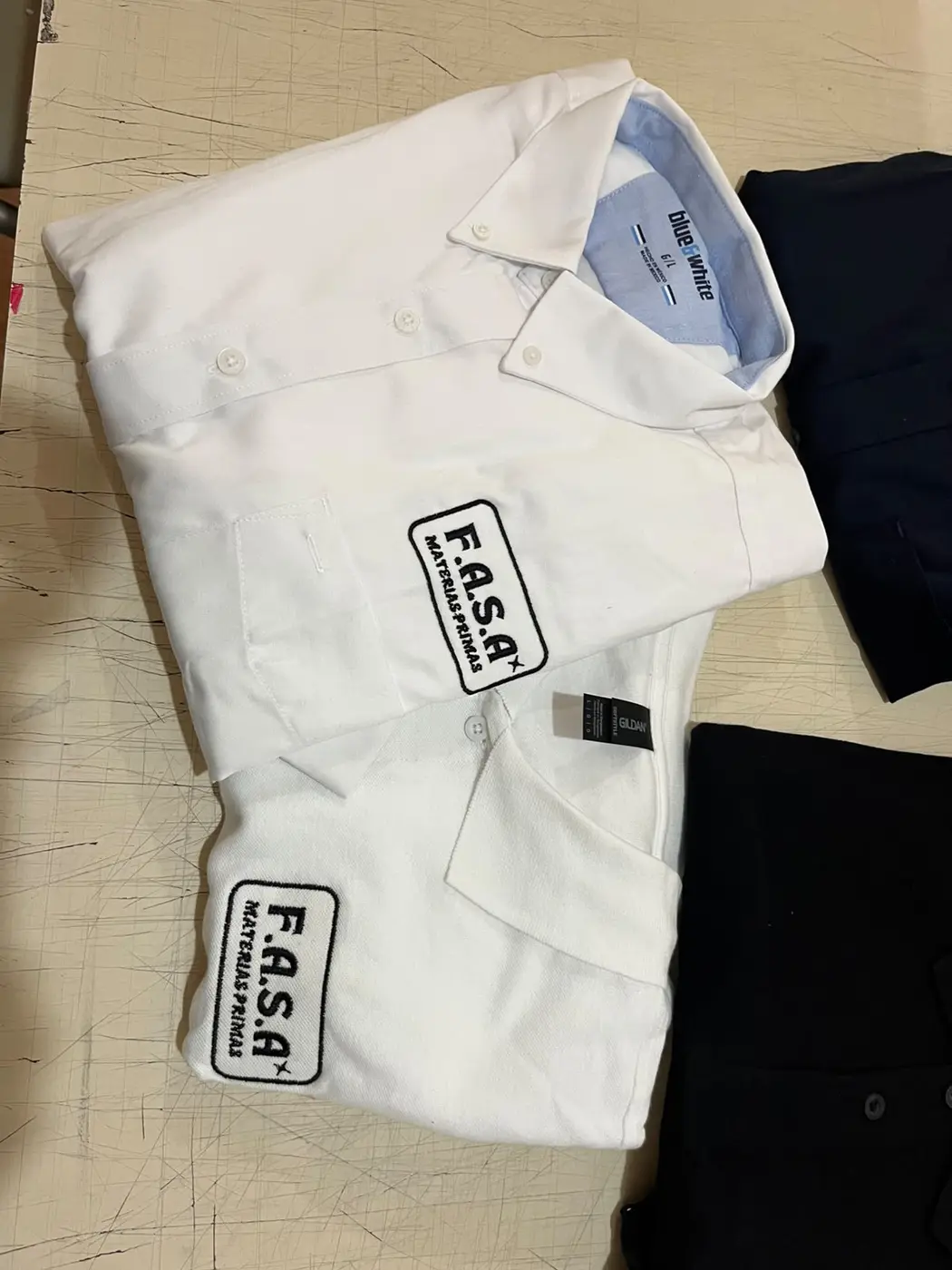 Camisas y polos bordados — fotografía 4
