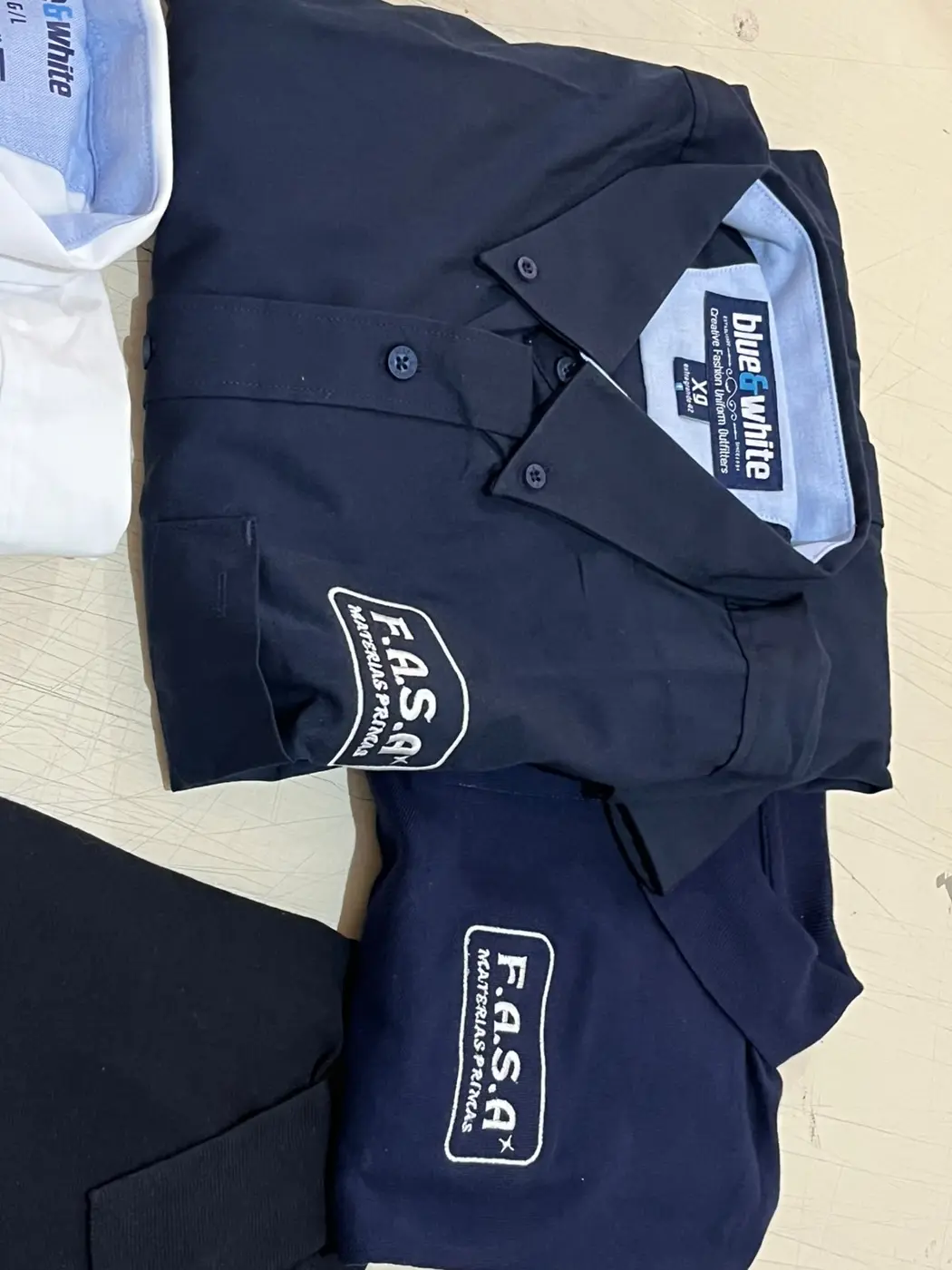 Camisas y polos bordados — fotografía 5