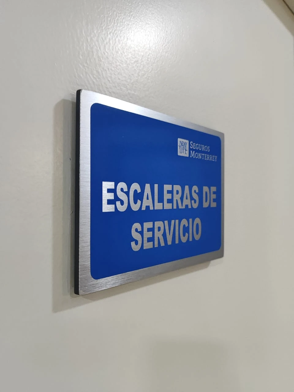 Señalética flotante de aluminio