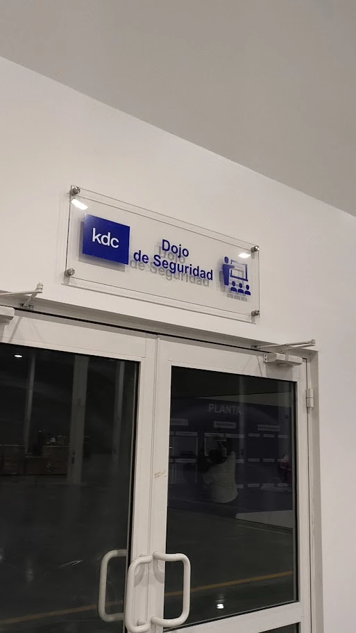 Letrero en acrílico