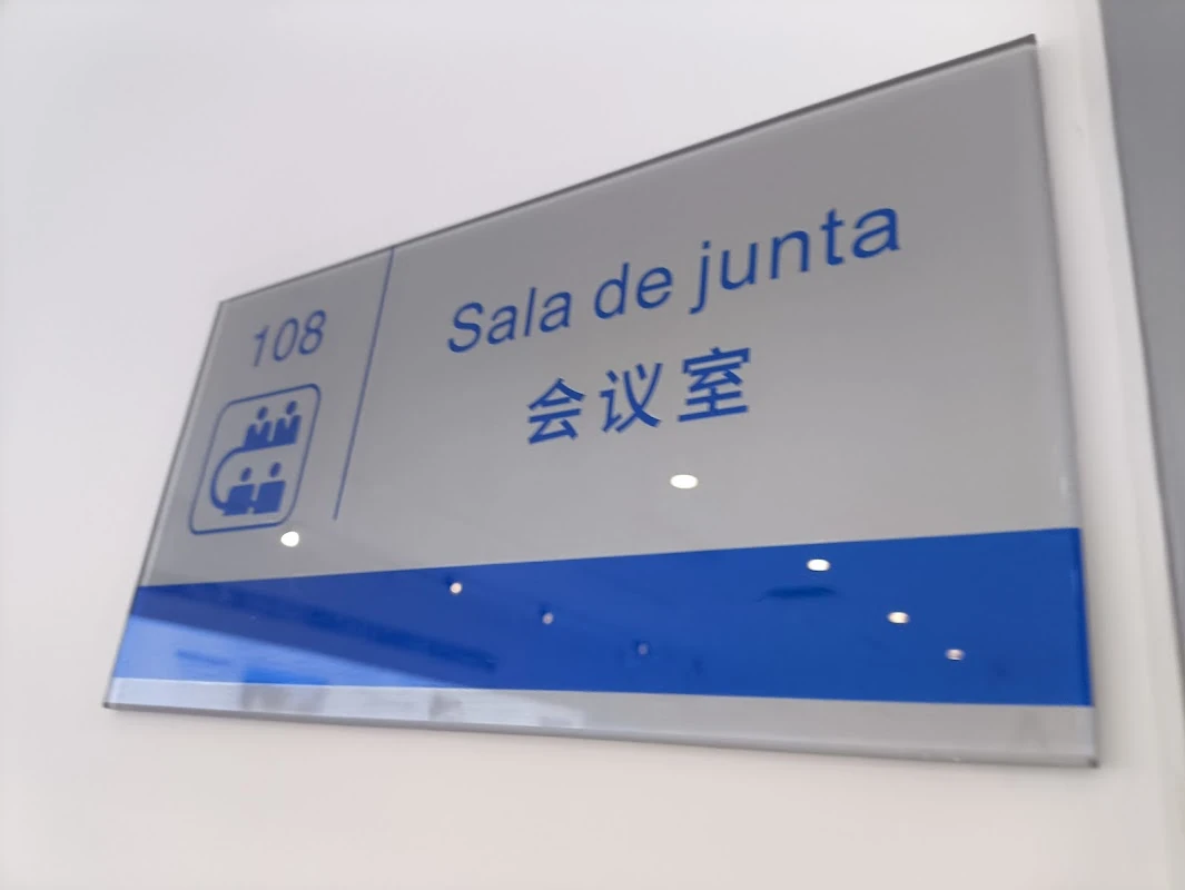 Placa de acrílico para sala de juntas