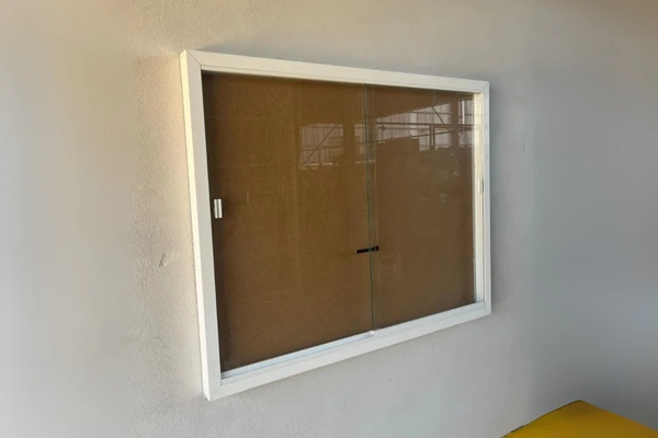 Vitrina con puertas