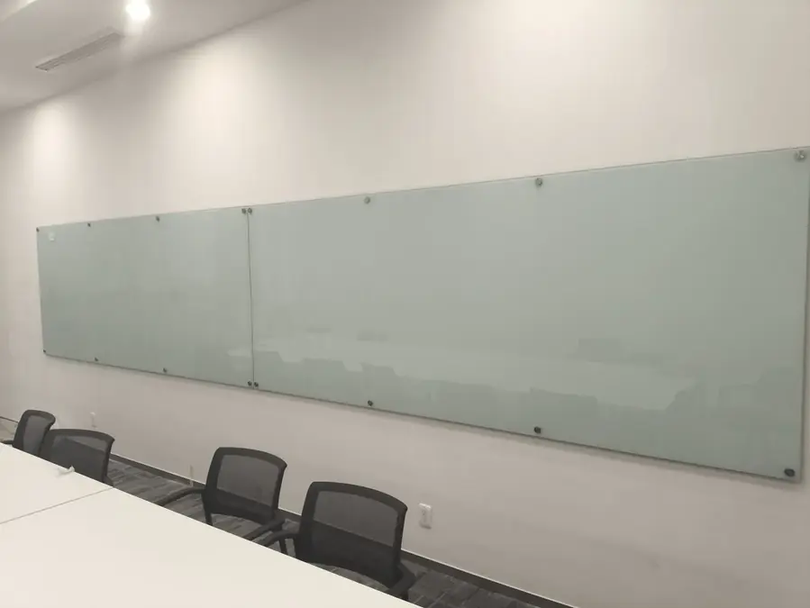 Pizarrón de cristal templado instalado en sala de juntas