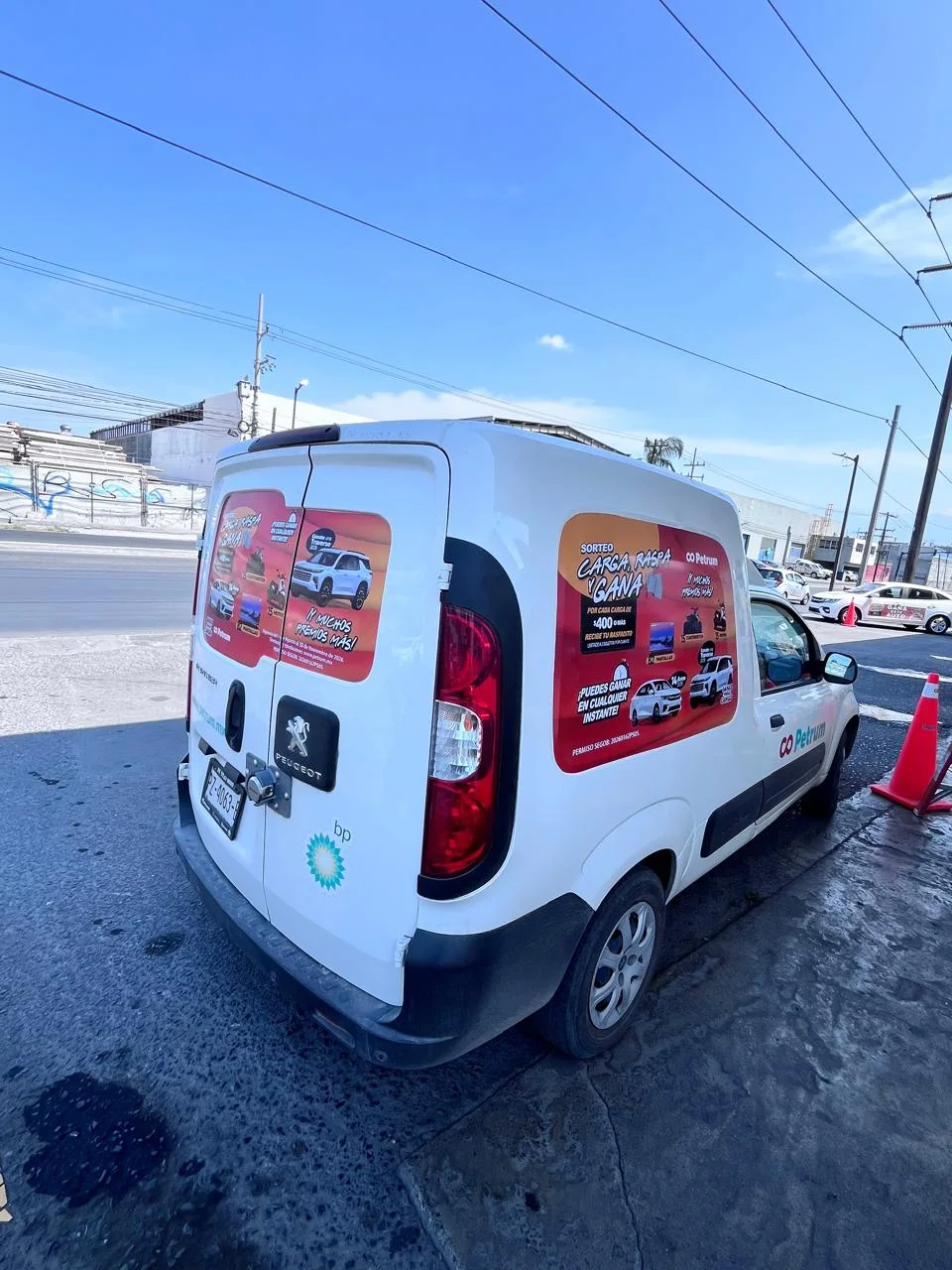 Instalación de rotulación vehicular realizada por Grafimax